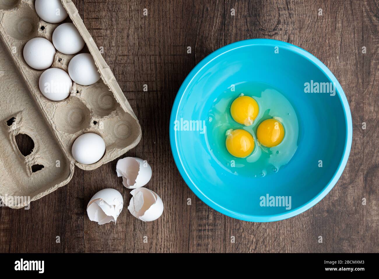 7.536 Crack Egg Into Bowl Bilder, Stockfotos, 3D-Objekte und