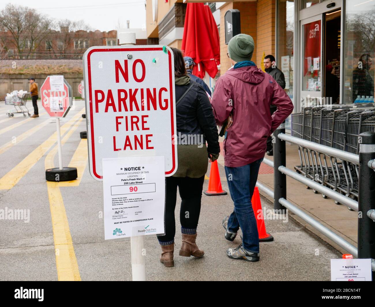 Oak Park, Illinois, USA. 4th April, 2020. An emergency occupancy notice outside a grocery store in this western suburb of Chicago. Stock Photo