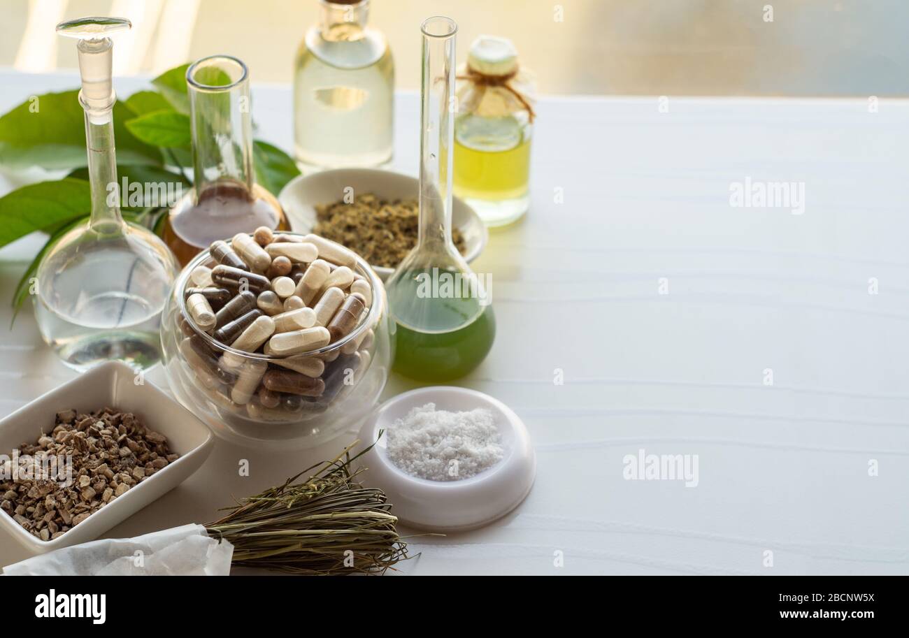 capsules-with-dietary-supplements-ingredients-for-making-food-supplements-tinctures-oils-herbs-2BCNW5X.jpg