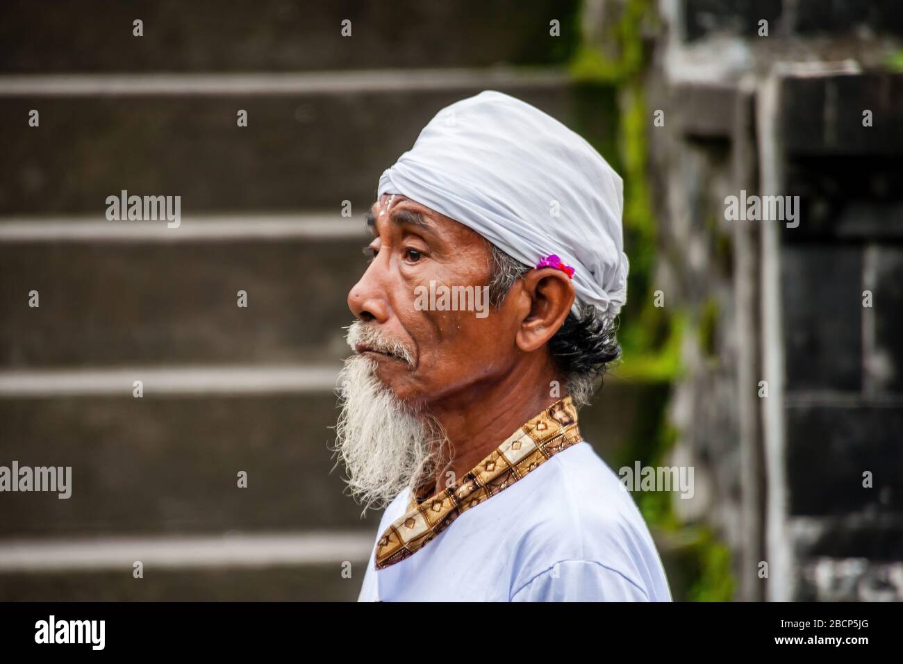 Balinese male Hindu pilgrim wearing the traditional headdress, udeng Stock Photo