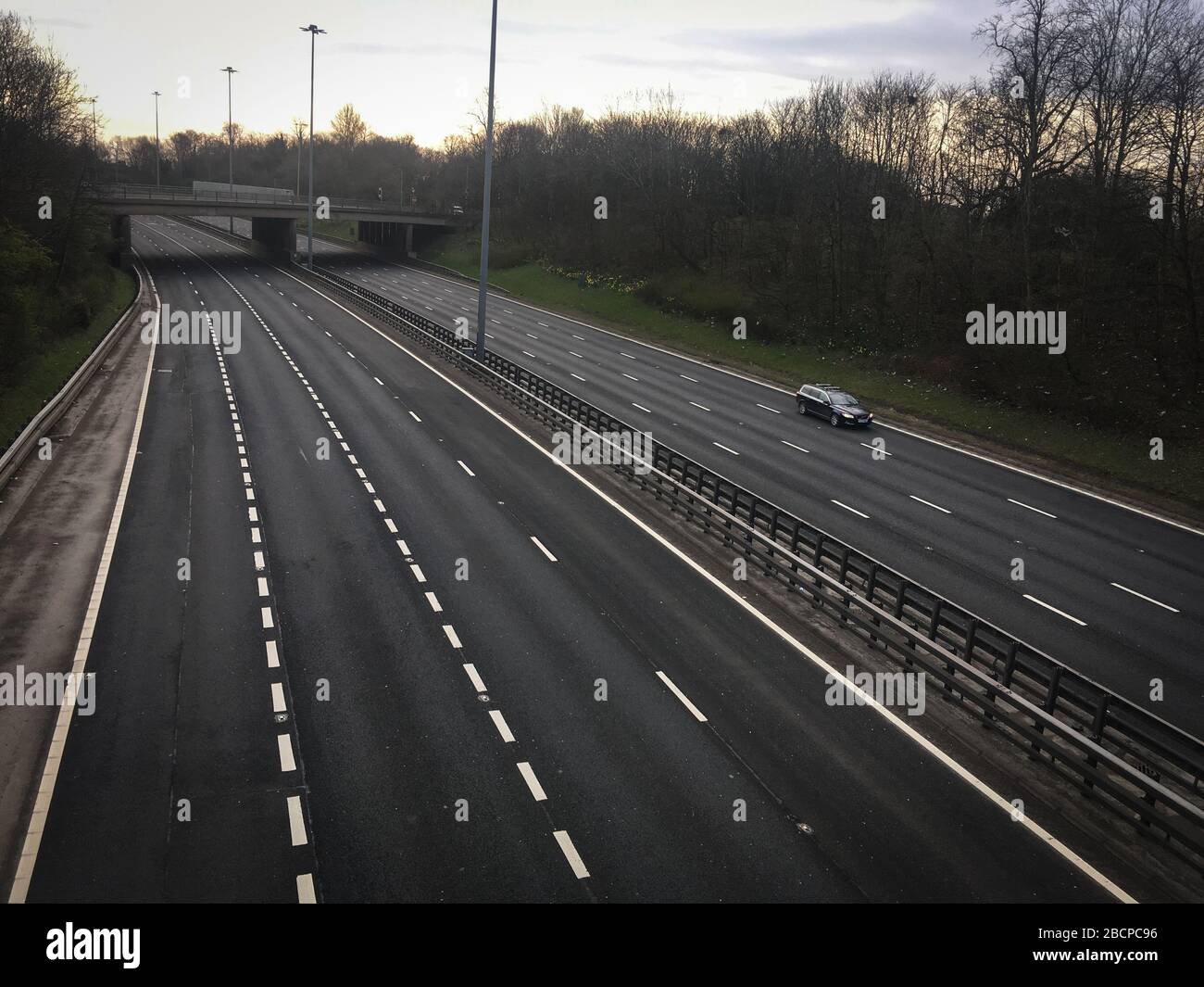 Glasgow, Scotland, UK. 5th Apr, 2020. The usually busy M8 motorway which cuts through the city. Empty streets in the city centre, illustrating that social distancing guidelines and 'stay at home' advisories are being adhered to in the time of Coronavirus COVID-19 pandemic crisis. Photo Credit: jeremy sutton-hibbert/Alamy Live News Stock Photo