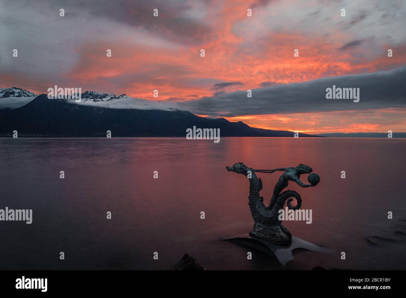 Edouard-Marcel Sandoz's Hippocampes (series of sea nymph sculptures), jeunes filles jouant sur des hippocampes on Lac Leman/Geneva Vevey at sunset. Stock Photo