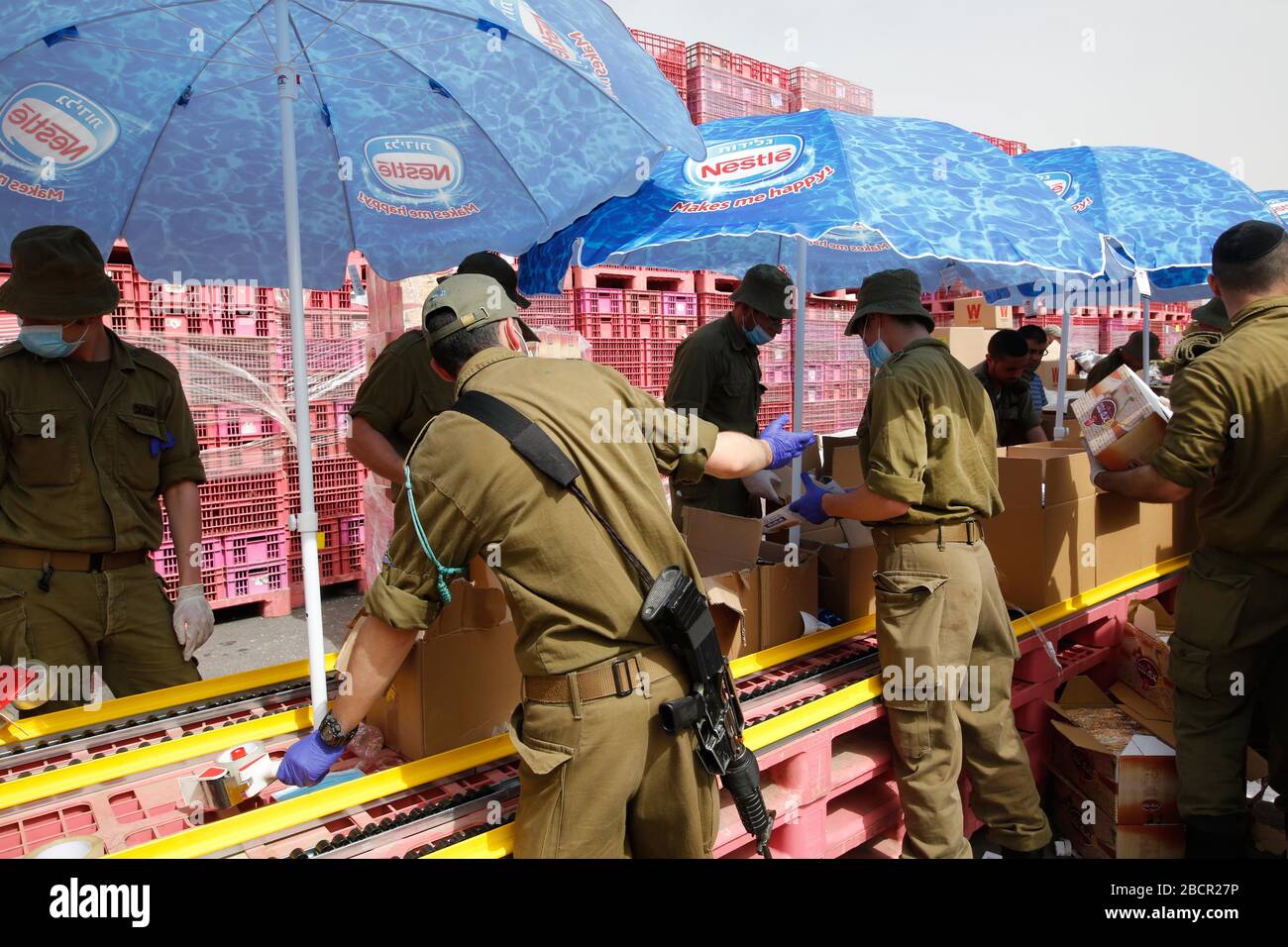Modiin. 5th Apr, 2020. Israeli soldiers collect and pack for distributing food packages to 350,000 Israeli senior citizens in a logistics center in the central Israeli city of Modiin amid coronavirus pandemic on April 5, 2020. Credit: Gil Cohen Magen/Xinhua/Alamy Live News Stock Photo