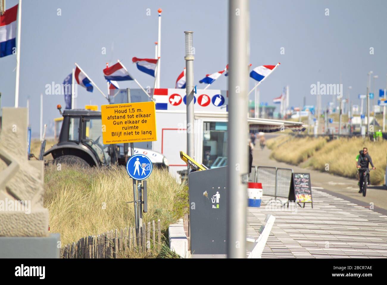 Zandvoort, Netherlands. 5th Apr, 2020. Behavioural sign is seen at Zandvoort beach, the Netherlands, April 5, 2020. The number of coronavirus infection cases in the Netherlands rose by 904 to 16,627 and the death toll of COVID-19, a disease caused by the virus, has increased by 164 to 1,651 from Friday to Saturday, according to the Dutch National Coordination Center for Patient Distribution (LCPS). Credit: Sylvia Lederer/Xinhua/Alamy Live News Stock Photo
