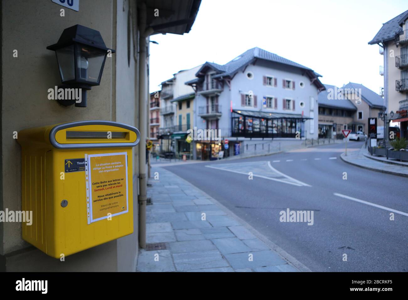 Affiche informative sur les horaires de relevé du courrier. Covid19  Saint-Gervais-les-Bains. Haute-Savoie. France Stock Photo - Alamy