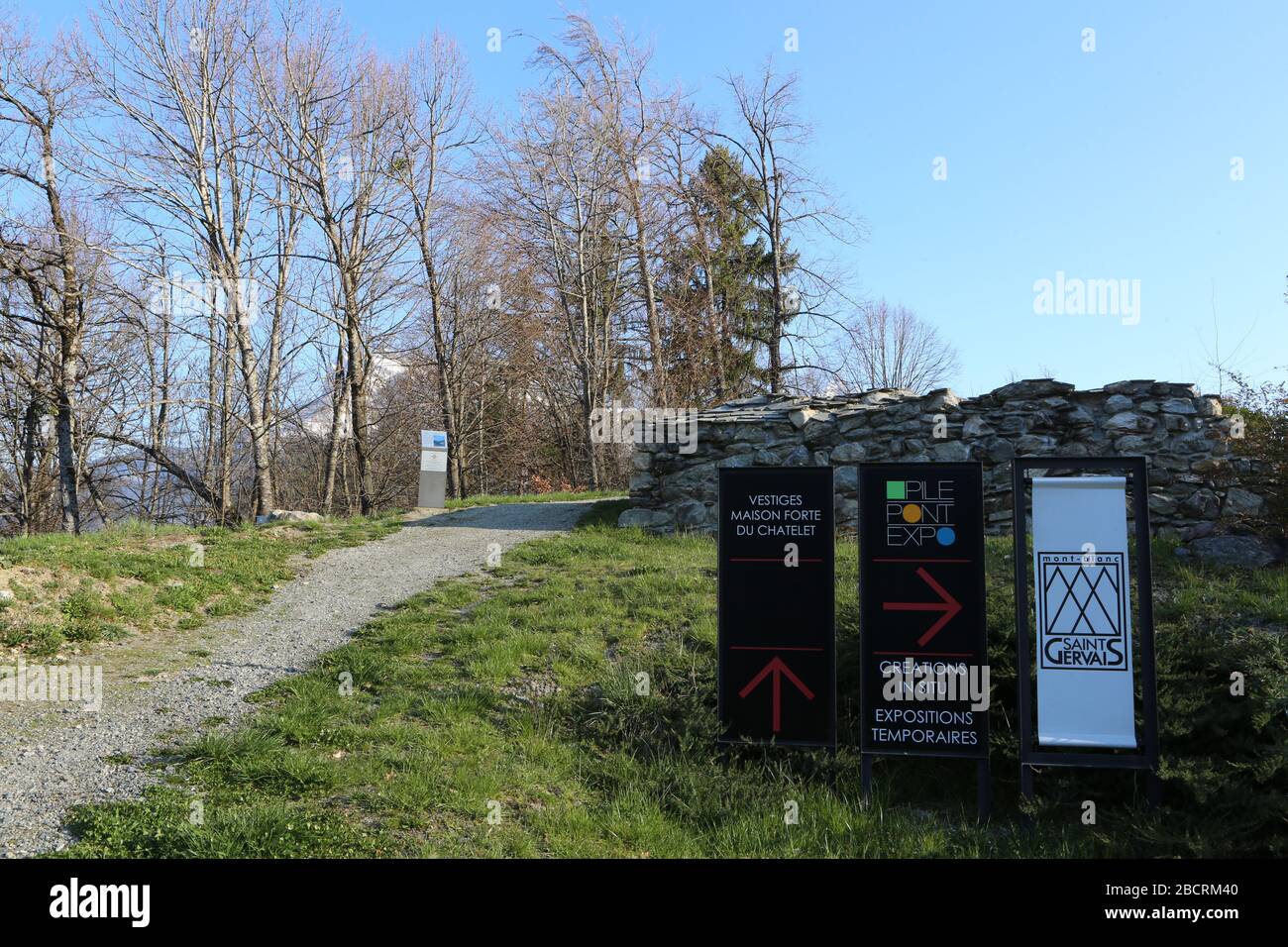 Panneaux explicatifs sur les vestiges de La Maison Forte du Châtelet. Saint-Gervais-les-Bains. Haute-Savoie. France. Stock Photo