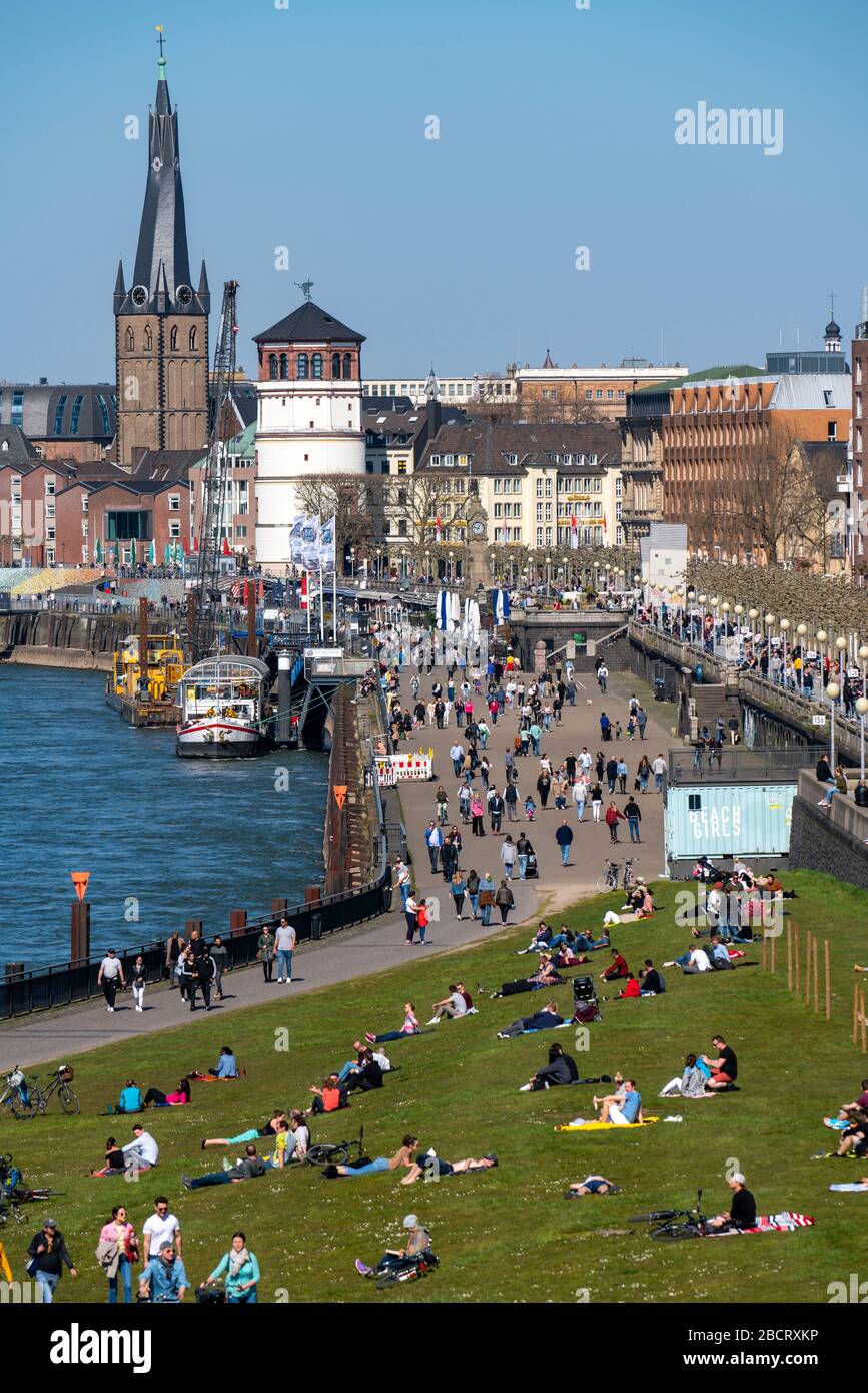 DŸsseldorf on the Rhine during the corona crisis, the ban on contact, keeping distance is mostly observed, despite many walkers in beautiful spring we Stock Photo
