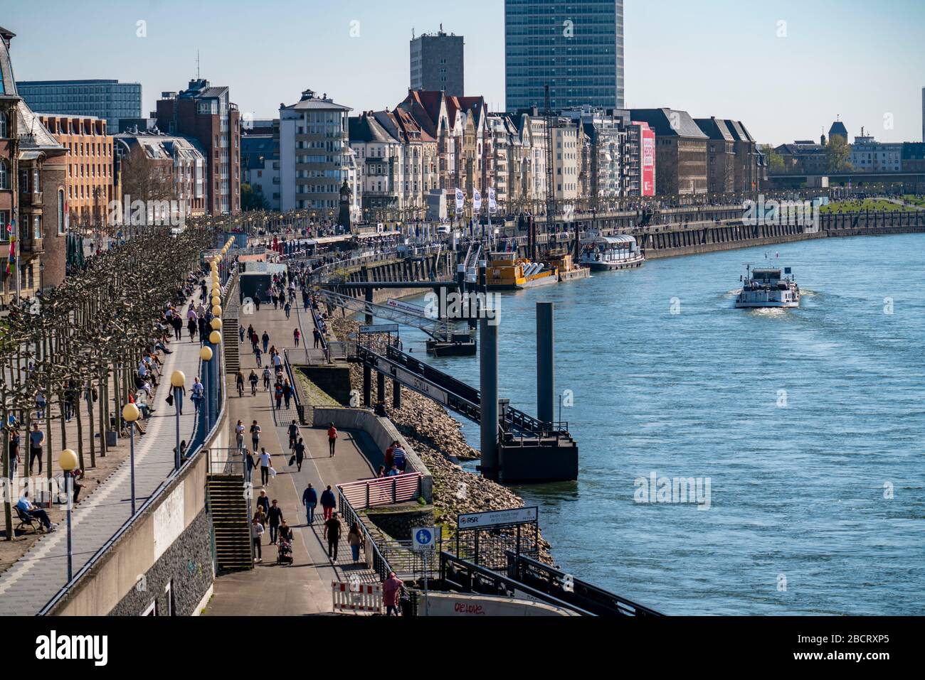 DŸsseldorf am Rhein wŠhrend der Coronakrise, die Kontaktverbote, das Distanzhalten wird meistens eingehalten, trotz vieler SpaziergŠnger bei schšnen F Stock Photo