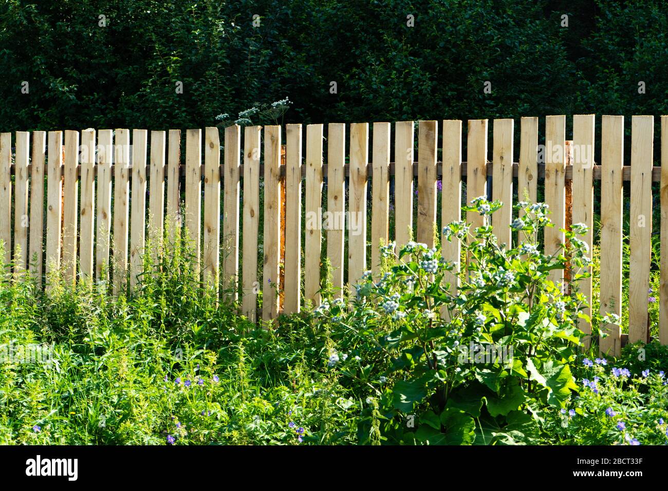 Long wooden fence hi-res stock photography and images - Alamy