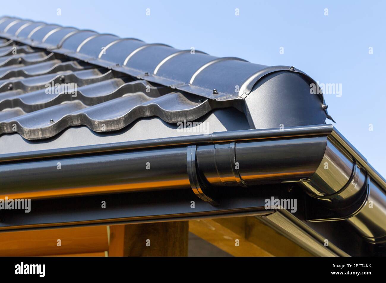 Corner of the new modern house with roof and gutter Stock Photo Alamy