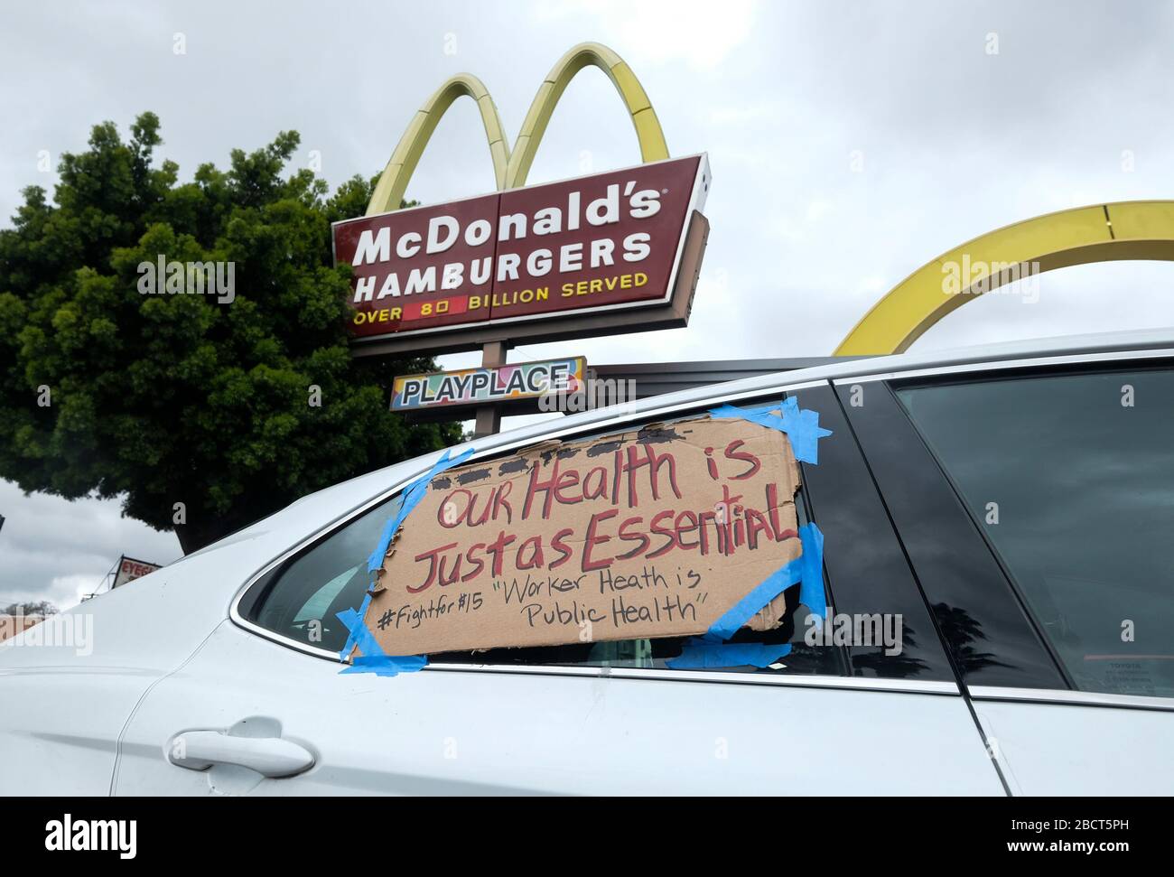 Los Angeles, California, USA. 5th Apr, 2020. Workers take part in a drive-thru ''strike'' at a McDonald's restaurant on Sunday, April 5, 2020 in Los Angeles. The workers are demanding a two-week quarantine period, with full pay for a co-worker who tested positive for COVID-19. Credit: Ringo Chiu/ZUMA Wire/Alamy Live News Stock Photo