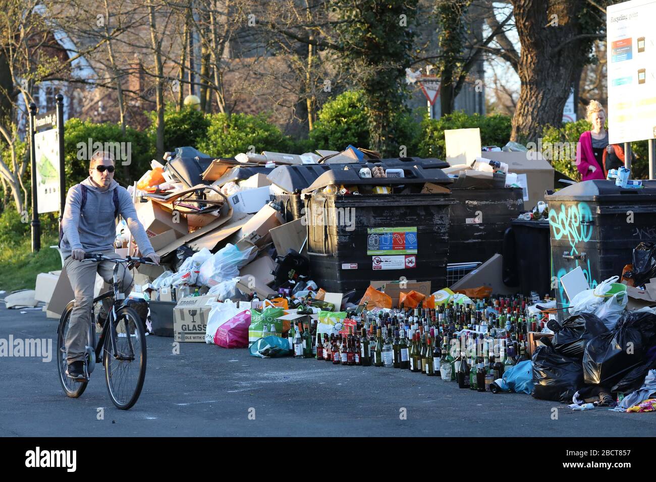 Brighton, UK. 05th April, 2020. Recycling begins to overflow at Preston Park recycling Centre in the City. The local councilÕs household collections have stopped in recent weeks due to the Coronavirus Outbreak. Credit: James Boardman/Alamy Live News Stock Photo