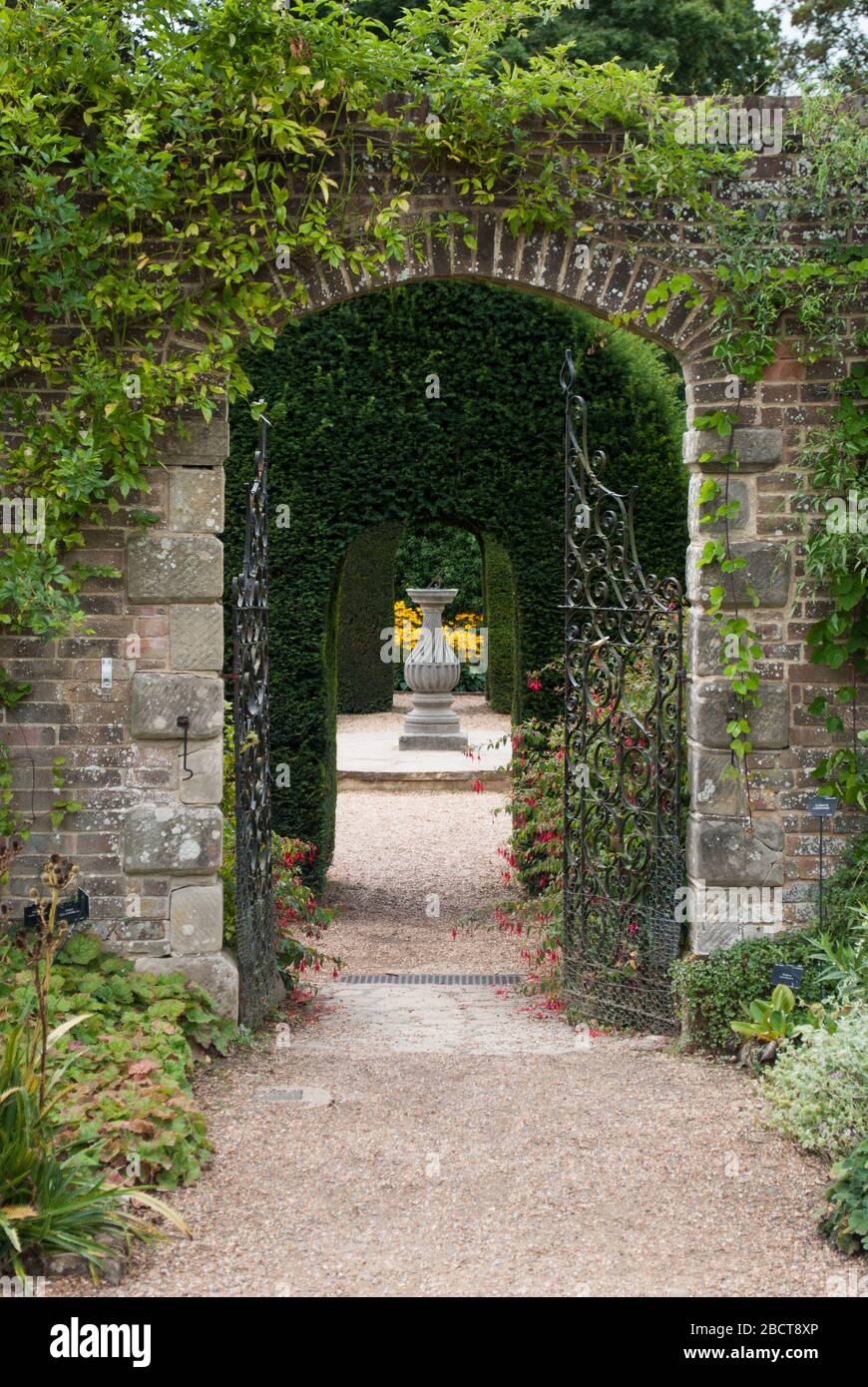 Wakehurst Place Formal English Garden zat Kew Royal Botanic Gardens, Ardingly, Haywards Heath, Sussex, RH17 6TN Stock Photo
