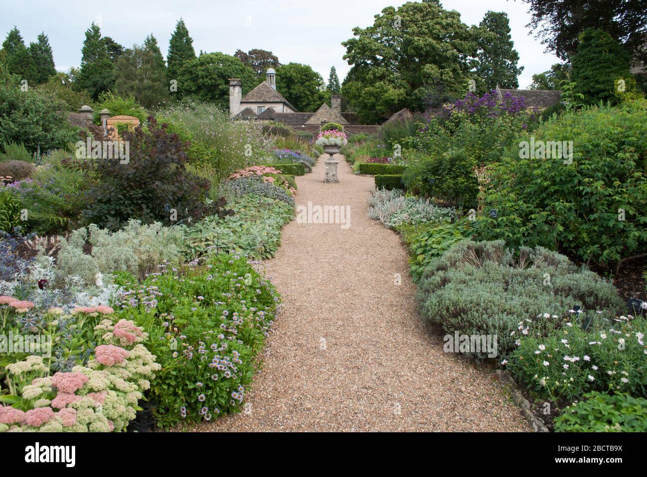 Wakehurst Place Formal English Garden zat Kew Royal Botanic Gardens