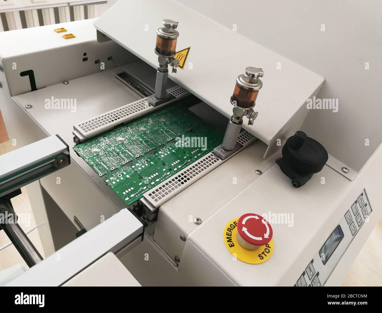 печь для оплавления припоя конвекционная. пайка оплавлением. смешанный монтаж печатного узла. пайка припоем. пайка оплавлением.
