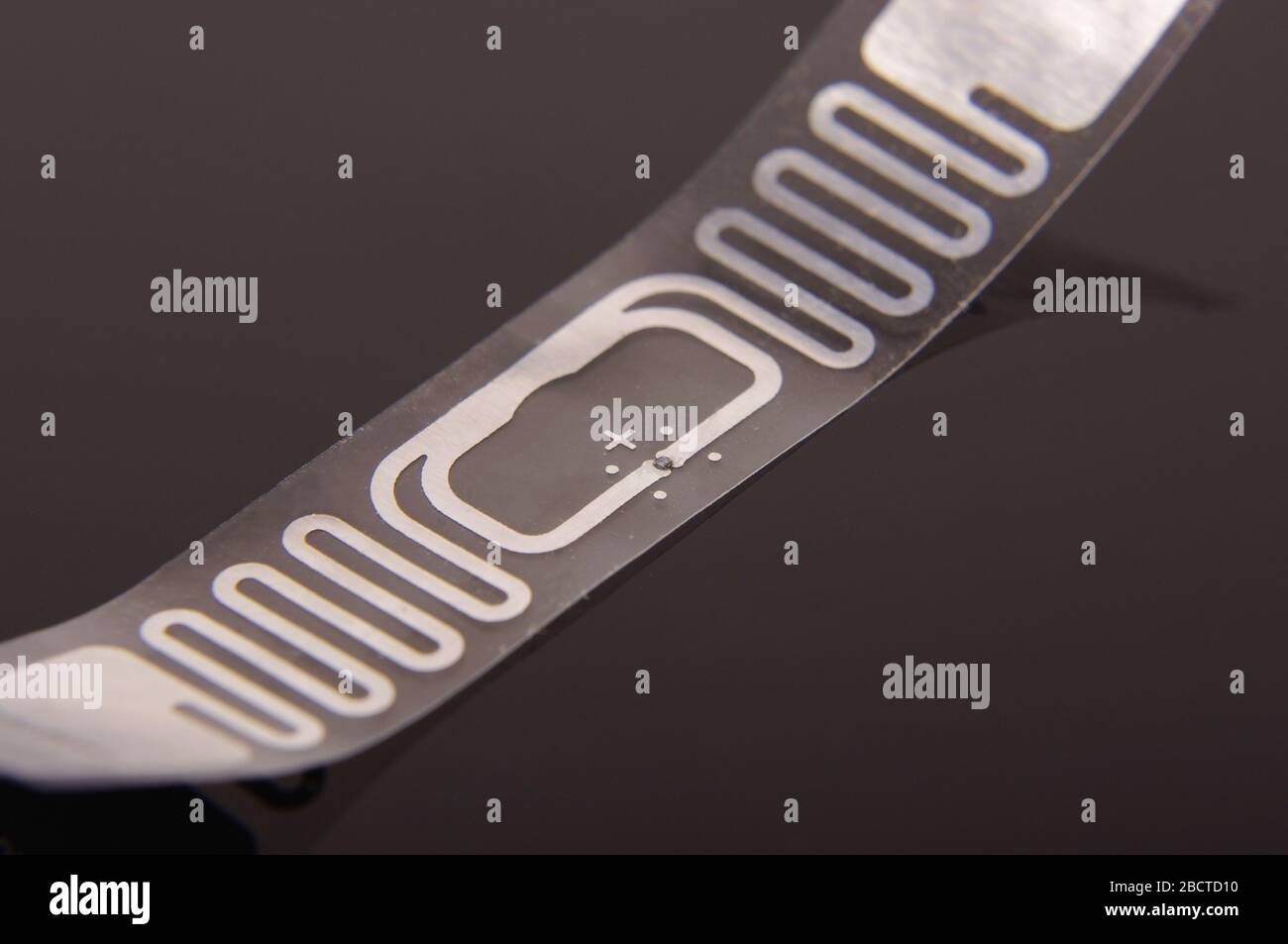 Radio frequency identification transponder with antenna high integrated on the smart label Stock