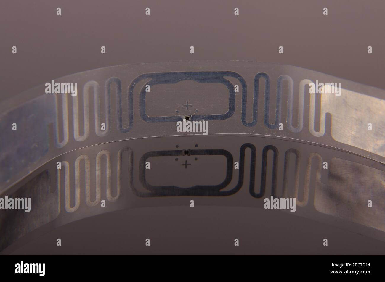Radio frequency identification transponder with antenna high integrated on the smart label Stock