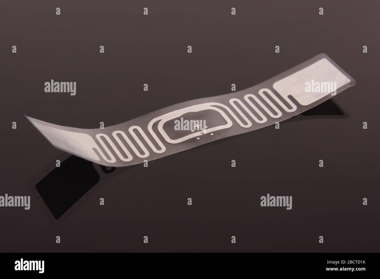Radio frequency identification transponder with antenna high integrated on the smart label Stock