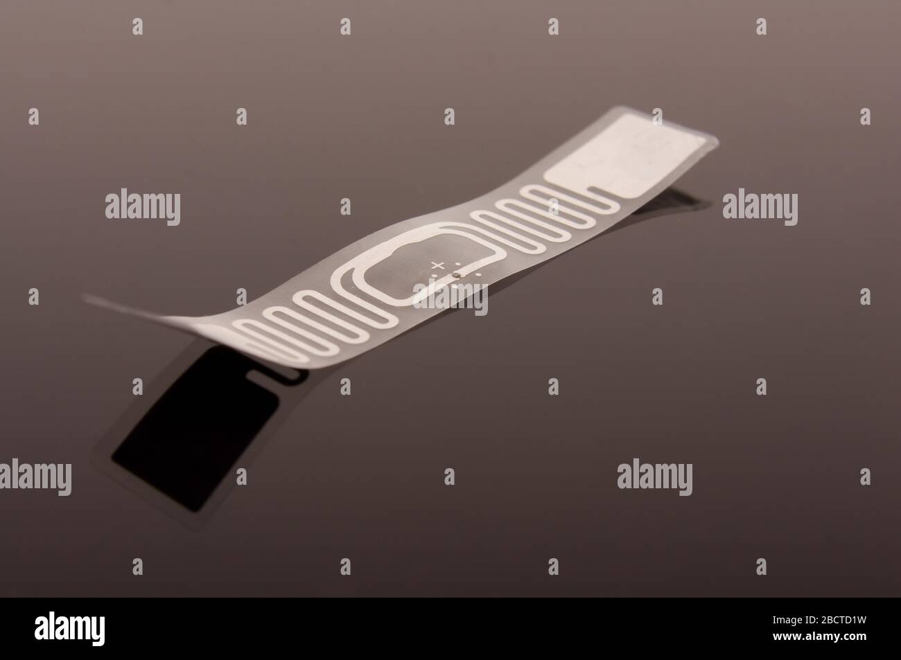 Radio frequency identification transponder with antenna high integrated on the smart label Stock
