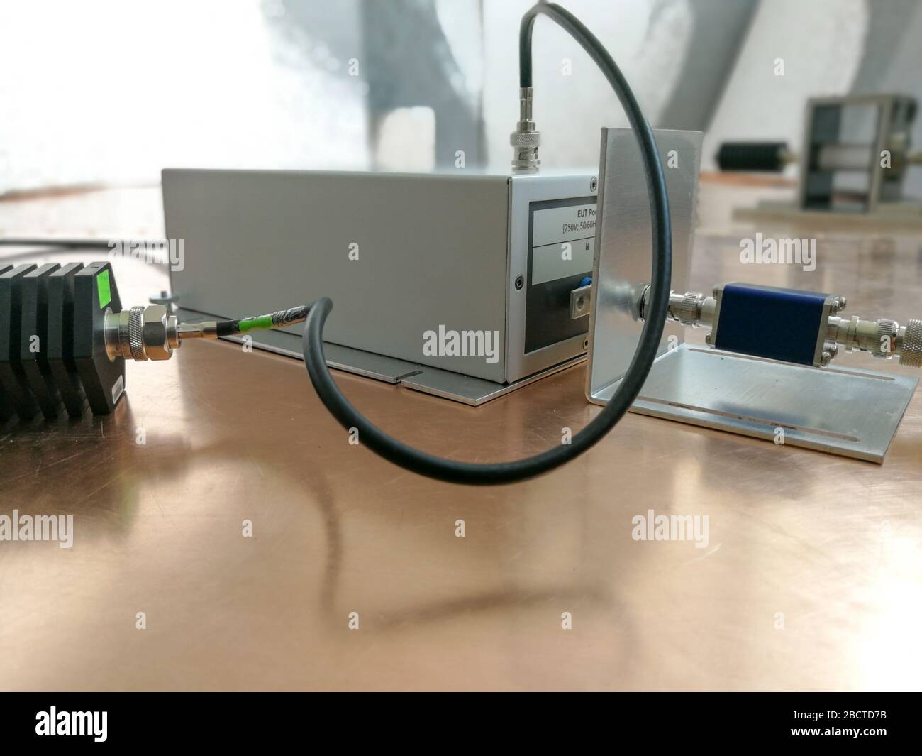 Coupling decoupling network for conducted immunity test for
