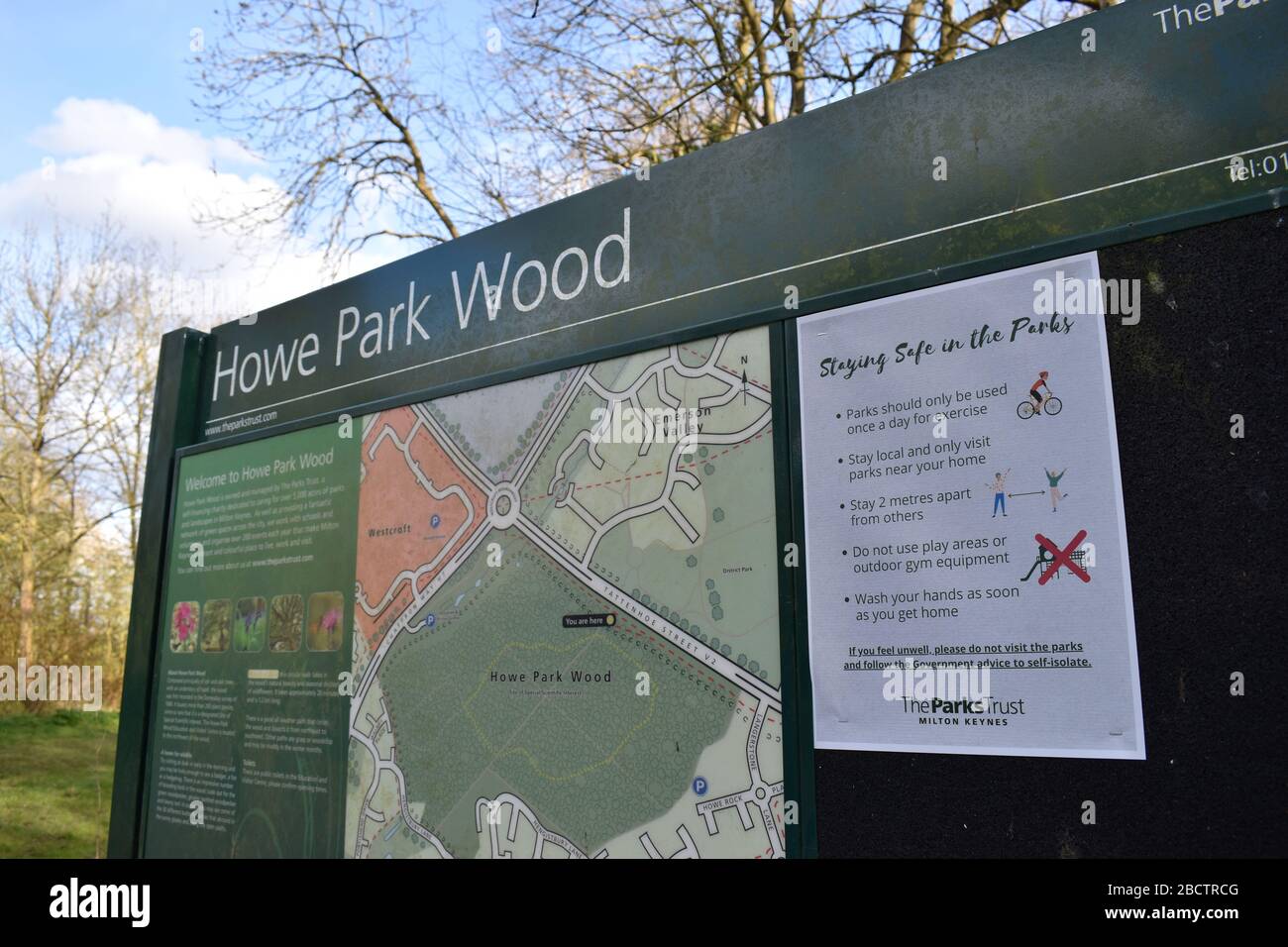 Staying safe in the Parks - notice at Howe Park Wood in Milton Keynes. Stock Photo