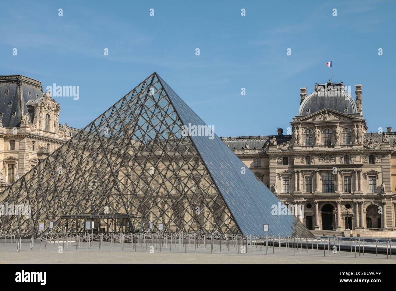 PARISIAN LOCKDOWN: A SUNNY SUNDAY AROUND LE LOUVRE Stock Photo