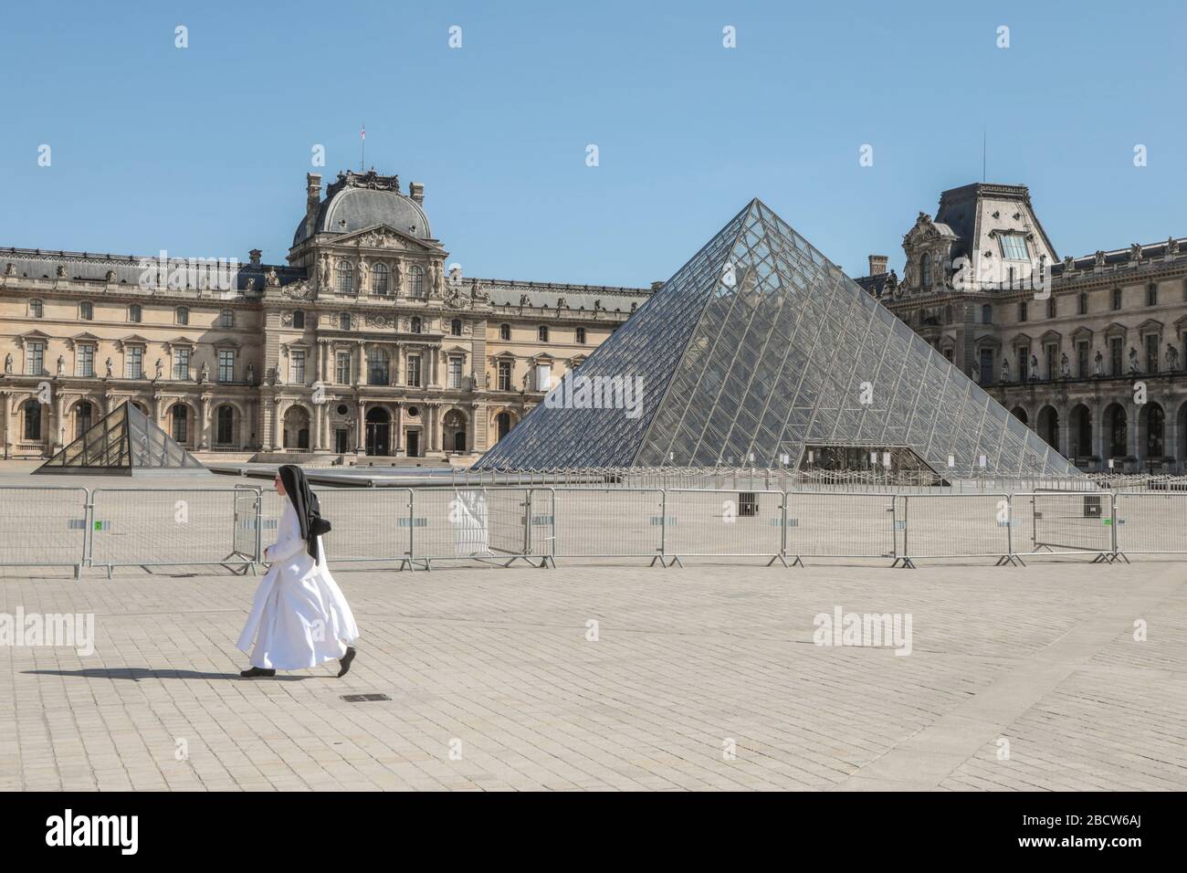 PARISIAN LOCKDOWN: A SUNNY SUNDAY AROUND LE LOUVRE Stock Photo