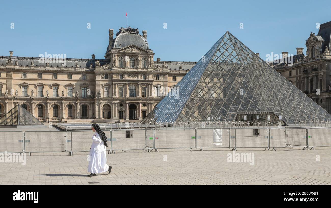 PARISIAN LOCKDOWN: A SUNNY SUNDAY AROUND LE LOUVRE Stock Photo