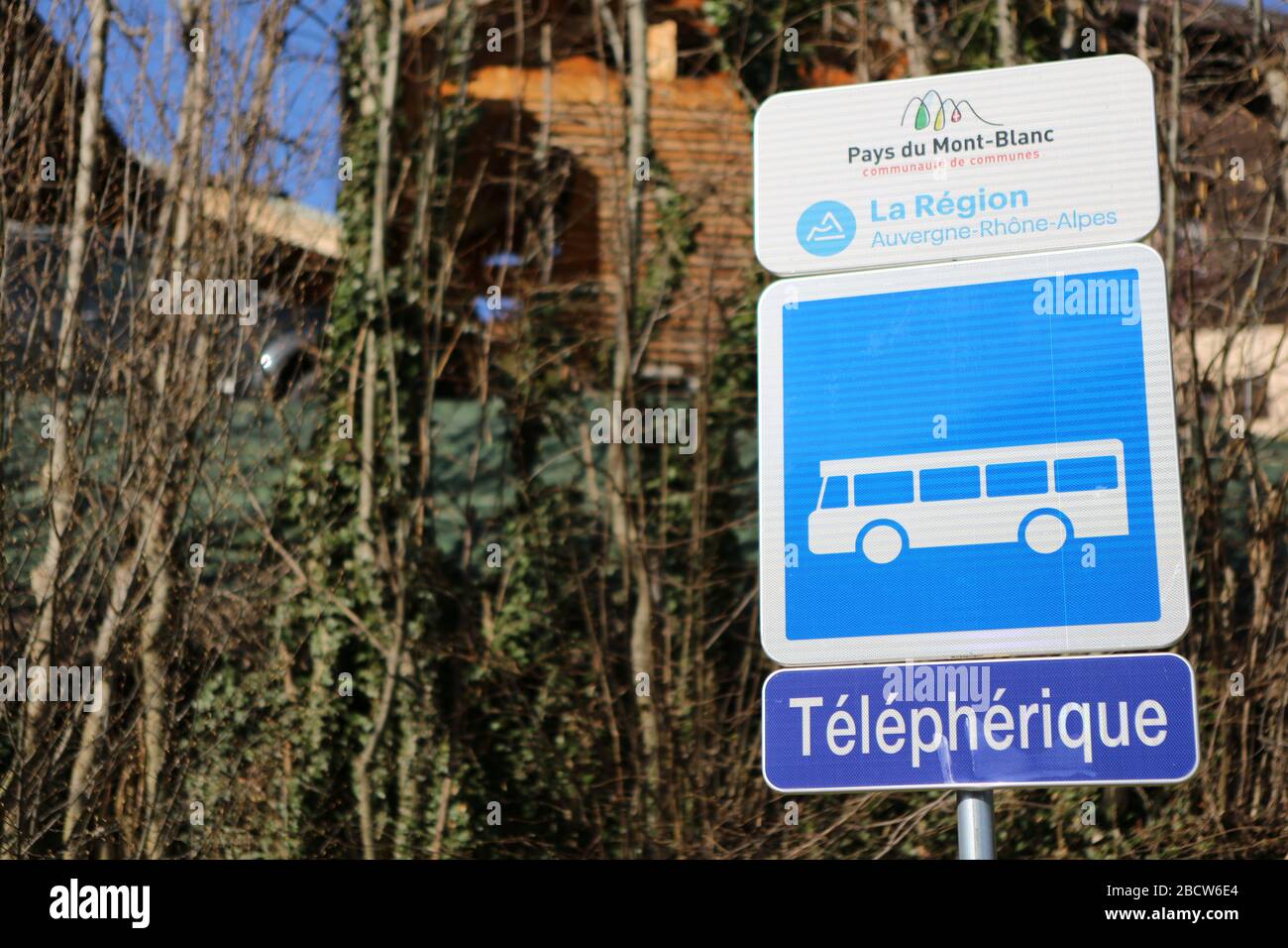 Signalisation routière : arrêt de bus. Téléphérique. Saint-Gervais-les-Bains. Haute-Savoie. France. Stock Photo