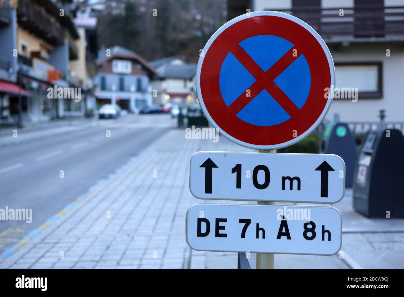 Signalisation routière : interdiction de stationner de 7h à 8h. Saint-Gervais-les-Bains. Haute-Savoie. France. Stock Photo
