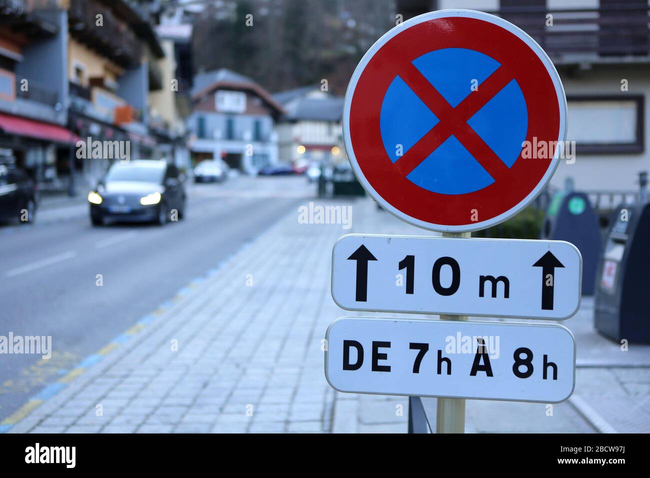 Signalisation routière : interdiction de stationner de 7h à 8h. Saint-Gervais-les-Bains. Haute-Savoie. France. Stock Photo