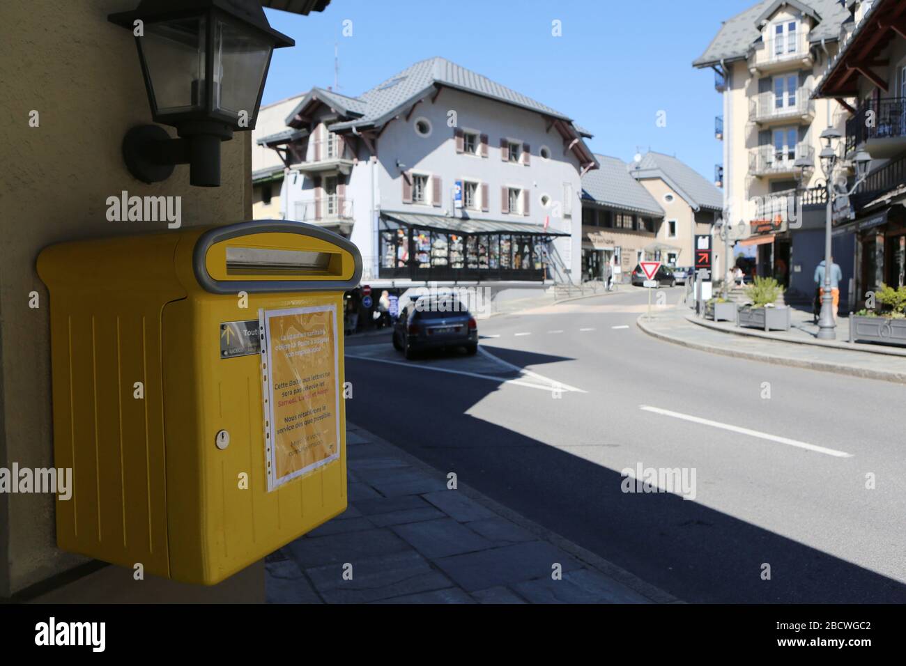 Boite aux lettres jaunes. Affiche d'informations sur les horaires. Covid19. Saint-Gervais-les-Bains. Haute-Savoie. France. Stock Photo