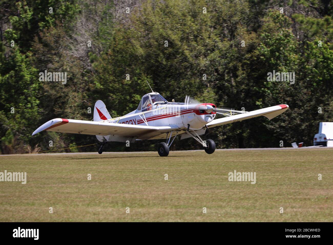 Tractor aircraft landing after lowing a glider aloft Stock Photo Alamy