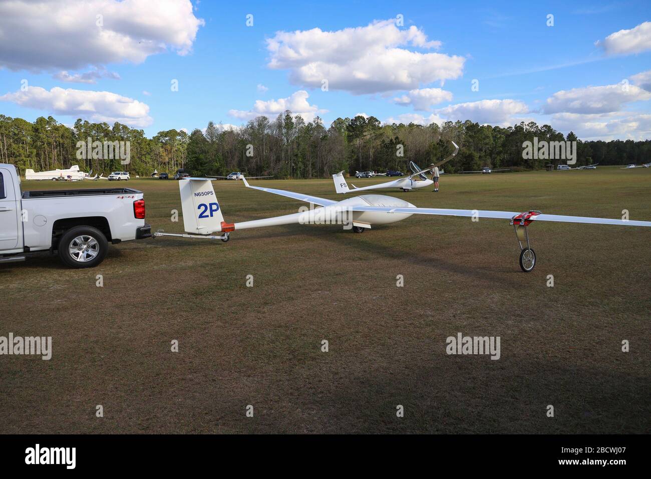 glider under truck tow Stock Photo Alamy