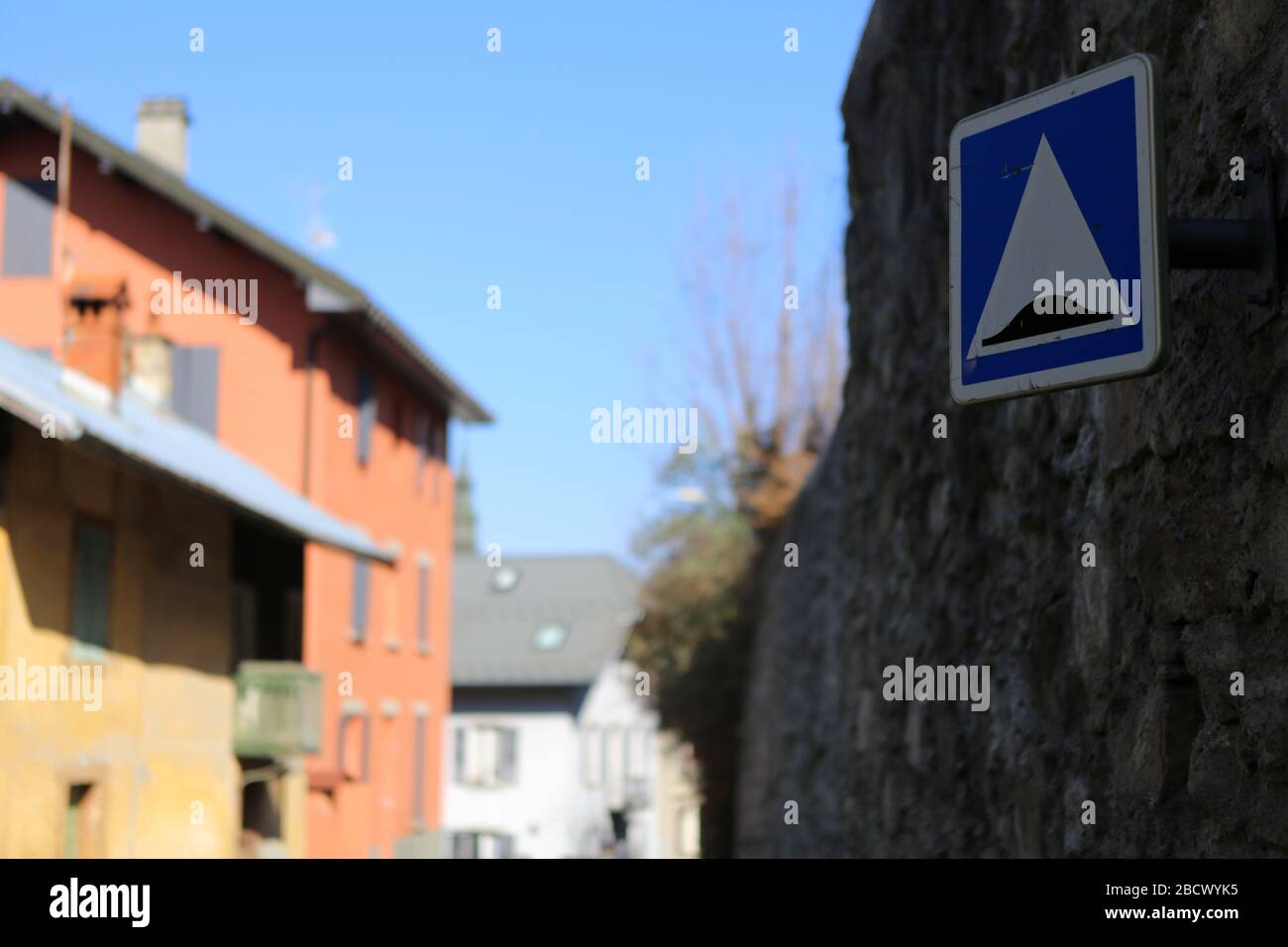 Signalisation routière : dos d'âne. Saint-Gervais-les-Bains. Haute-Savoie. France. Stock Photo