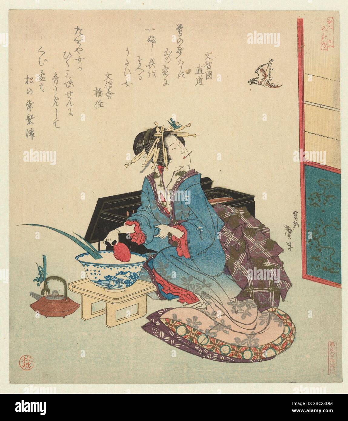 Geisha kijkt op naar een vliegende koekoek; Nederlands: Een geisha spoelt haar rijstwijnkopje in porseleinen kom, links van haar een keteltje met gekruide rijstwijn (sake). Achter haar staat haar gelakte