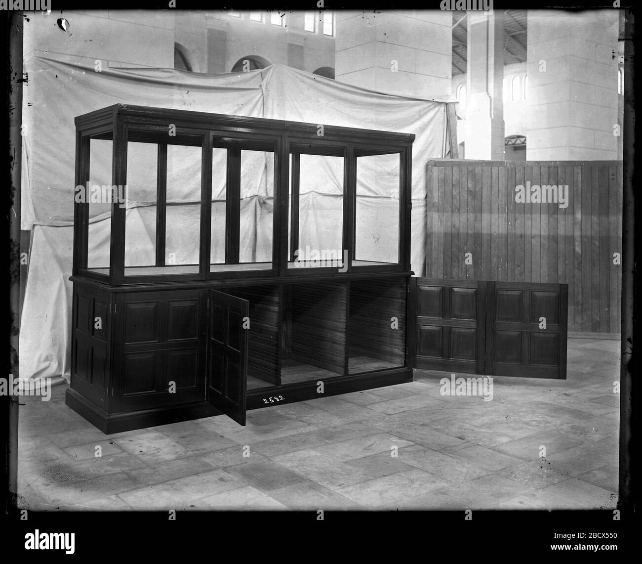 Empty Exhibit Case. Also known as 2582.See also Record Unit 95, Box 76.Empty exhibit case in the United States National Museum, now known as the Arts and Industries Building.Smithsonian Institution Archives, Acc. 11-007, Box 011, Image No. MNH-2582 Stock Photo