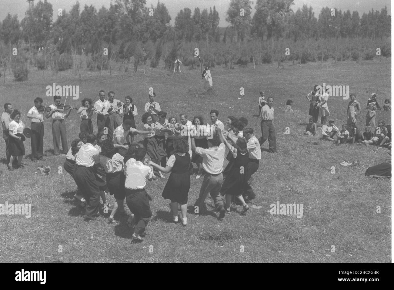 English A Folk Dance Troupe In Kibbutz Dalia U I Ss U O I U U I O I E Ss O E I I U O I 01 05 1945 This Is Available From National Photo Collection Of Israel Photography Dept Goverment Press Office Link Under