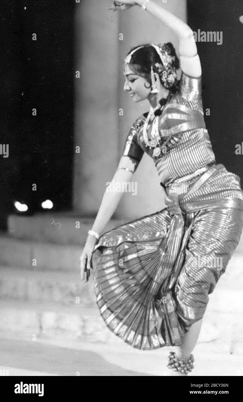 English: Bharatanatyam dance in Hafezia-Shiraz-Iran فارسی: رقص  بهارتاناتیام، جشن فرهنگ و هنر 1349، شیراز; 1970; http://dl.nlai.ir/UI/Forms/DisplayImage.aspx?id=31c302f8-5cbe-4bc3-9c06-25a32cb2b27a;  Unknown author Stock Photo - Alamy