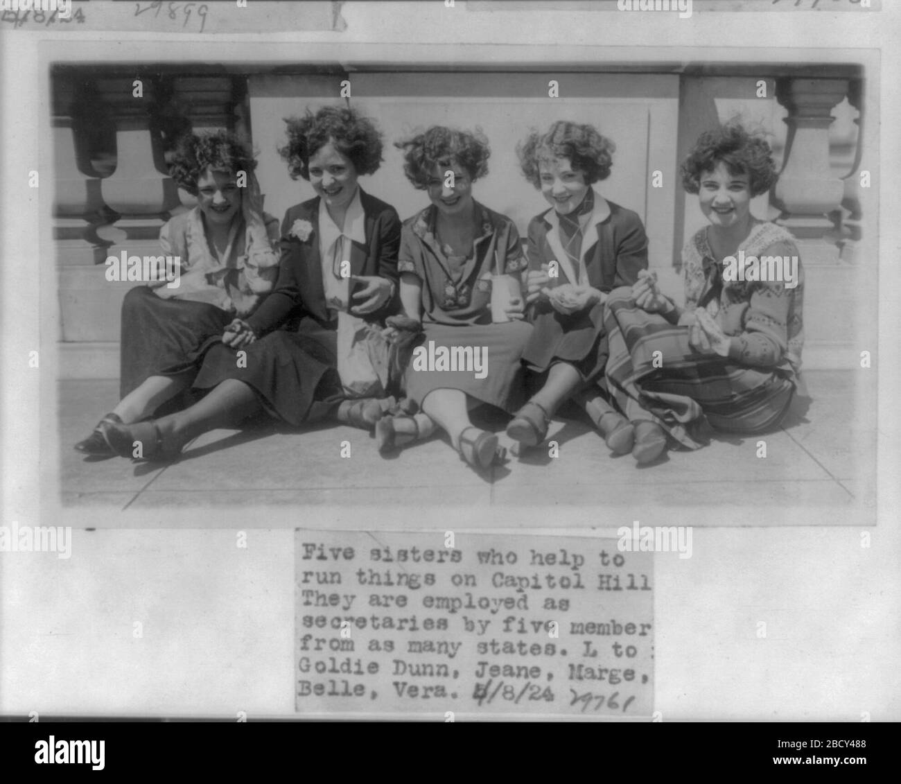 'English: Title: 5 sisters who are employed as secretaries to 5 diff. congressmen: Goldie, Jeane, Marge, Belle, and Verna Dunn Abstract/medium: 1 photographic print.; 1924; Library of Congress Catalog: http://lccn.loc.gov/2002697168 Image download: http://cdn.loc.gov/master/pnp/cph/3a40000/3a42000/3a42300/3a42390u.tif Original url: https://www.loc.gov/pictures/item/2002697168/; National Photo Company Collection; ' Stock Photo