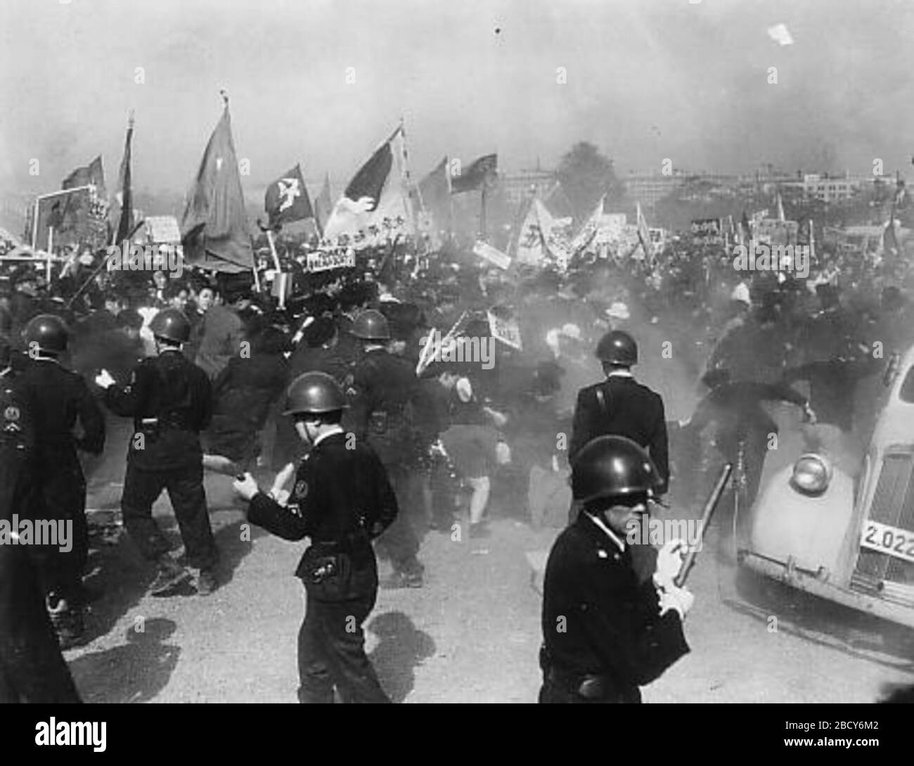 English Bloody May Day Incident日本語 血のメーデー事件 1 May 1952 English Japanese Book The Fifty Years Of Postwar Japan Published By Chunichi Shimbun Co Ltd This Photograph Has Already Been Made Public 日本語 中日新聞社 戦後50年 より なお English Bloody May Day Incident日本語 血のメーデー事件 1 May 1952 English Japanese Book The Fifty Years Of Postwar Japan Published By Chunichi Shimbun Co Ltd This Photograph Has Already Been Made Public 日本語 中日新聞社 戦後50年 より なお
