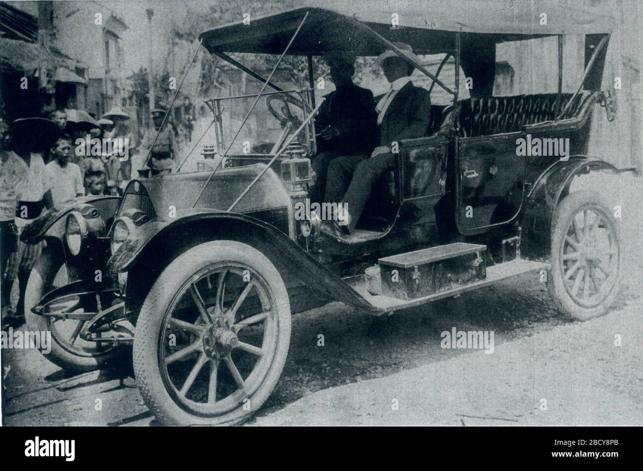 日本語 1913年 大正2年 富山において初めて自動車を運転する長谷荘次郎 1913 高井進監修 目で見る富山市の100年 1993年 平成5年 10月 郷土出版社 Unknown Author Stock Photo Alamy 日本語 1913年 大正2年 富山において初めて自動車を運転する長谷荘次郎 1913 高井進監修 目で見る富山市の100年 1993年 平成5年 10月 郷土出版社 Unknown Author Stock Photo Alamy