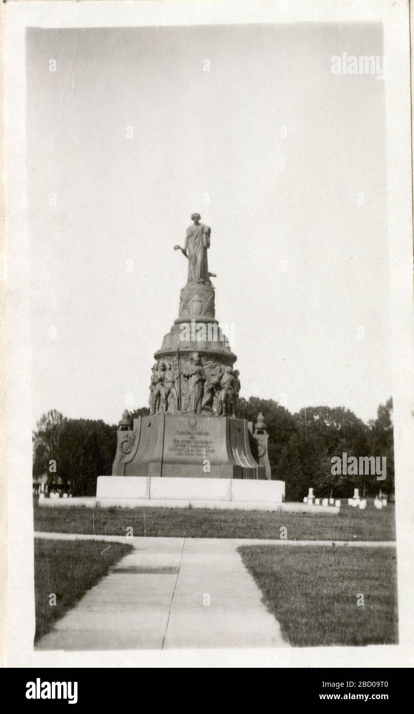 The Confederate Memorial. Located in Arlington National Cemetery. It marks the spot where 400 Confederate soldiers were buried.Smithsonian Institution Archives, Record Unit 7355, Martin A. Gruber Photograph Collection, Image No. The Confederate Memorial Stock Photo