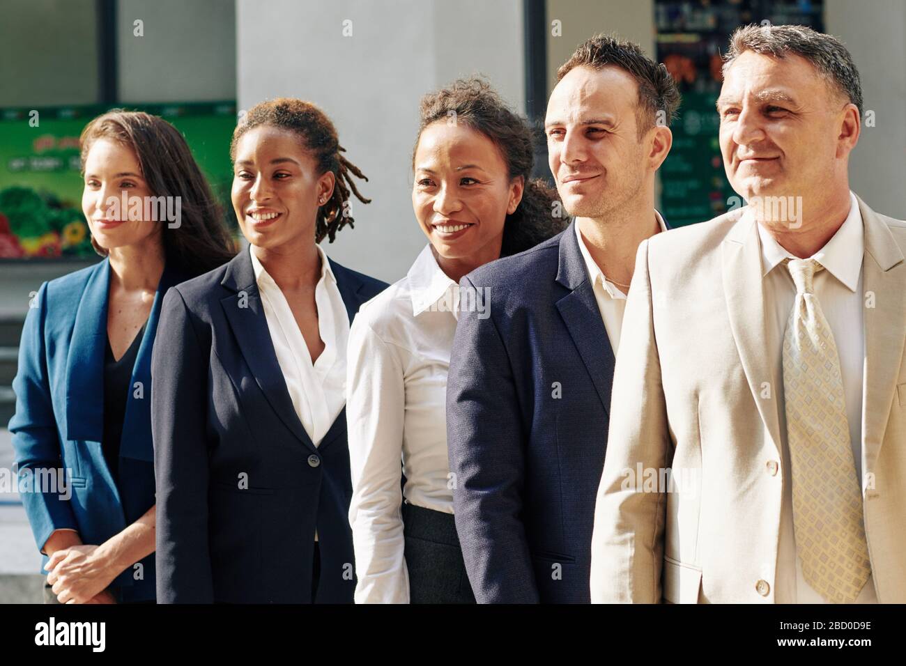 Business team posing hi-res stock photography and images - Alamy