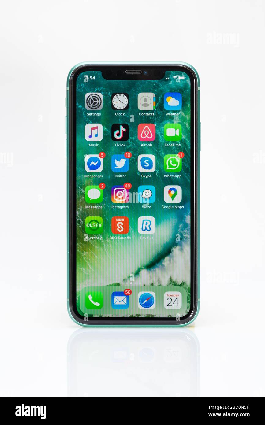 Bạn muốn sở hữu một chiếc iPhone 11 mới nhất? Hình ảnh điện thoại iPhone 11 trông thật đẳng cấp với nền trắng rực rỡ và đầy đủ tính năng. Hình ảnh có sự phản chiếu đẹp mắt sẽ khiến bạn muốn sở hữu chiếc điện thoại này ngay lập tức. Tải ngay ảnh này để cảm nhận được sự sang trọng của iPhone 