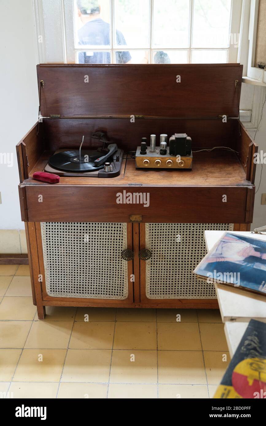 Hemingway House,Finca Vigia,Havana: Bell record player from the 40s with 78rpm disc Stock Photo