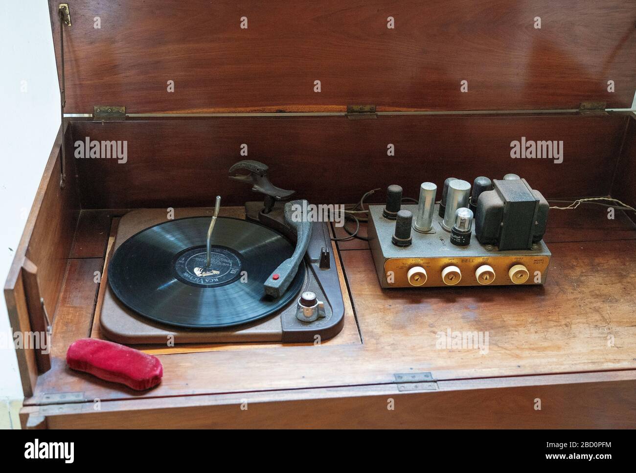 Hemingway House,Finca Vigia,Havana: Bell record player from the 40s with 78rpm disc Stock Photo