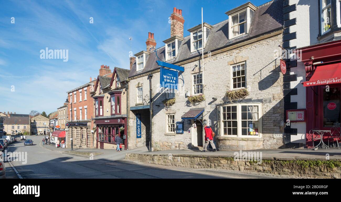 The White Swan Hotel and other shops and cafes at Market Place, Pickering, North Yorkshire Stock Photo