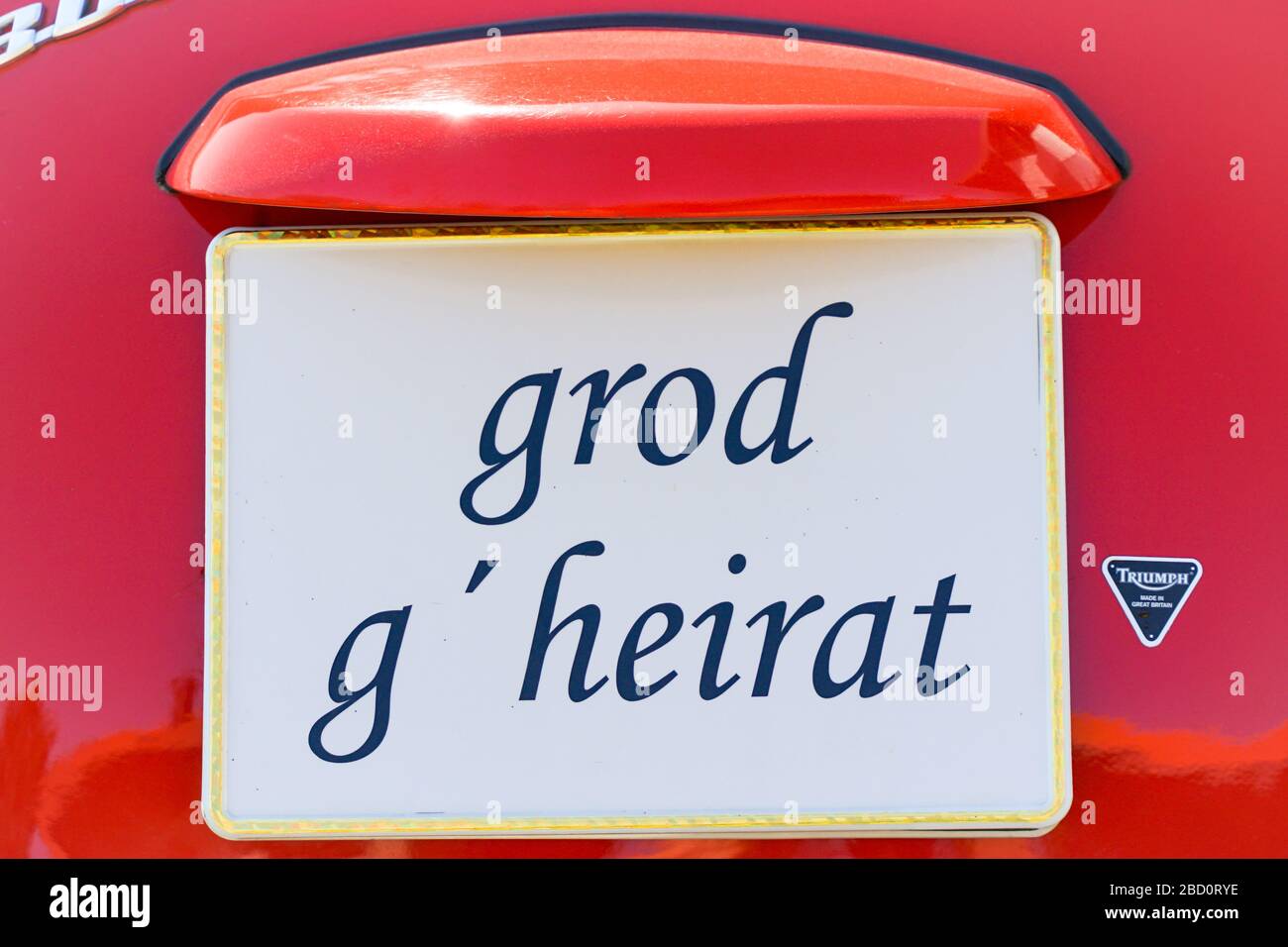 Sign Grod gheirat (Just Married in Bavarian) on the rear lid of a classic VW beetle Stock Photo