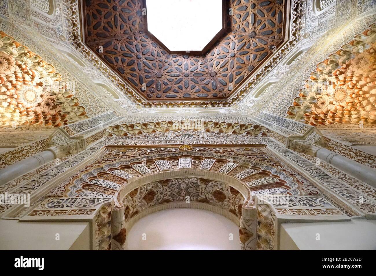 Spanien, Andalusien, Granada, Palacio de la Madraza, Universitätsgebäude, innen, ehemaliger Gebetsraum mit maurischen Fresken Stock Photo